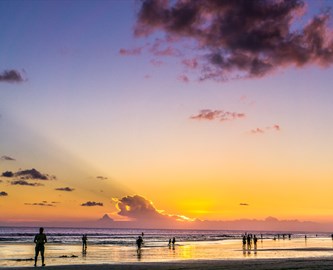 Smuk solnedgang over Seminyak-stranden på Bali