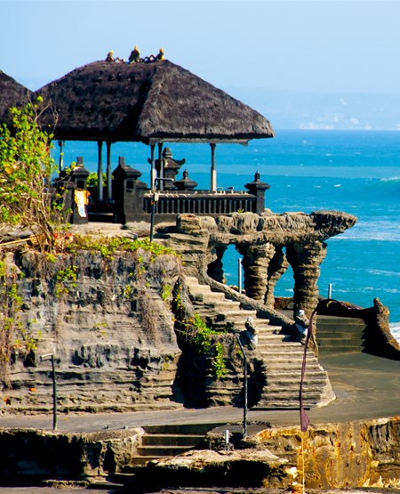Udsigt over havet og Uluwatu templet på Bali