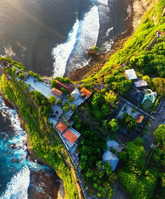 Kysten ved Uluwatu og templet på Bali