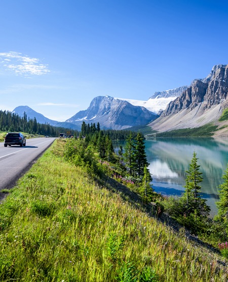 Bil kørende langs den smukke Bow lake, Banff National Park, Alberta, Canada
