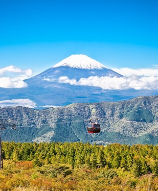 Smuk udsigt til Mt. Fuji med kabelbane foran i Hakone