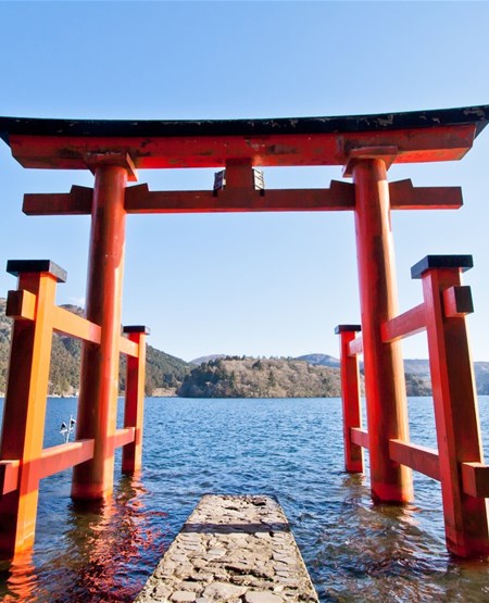 Lake Ashi i Hakone med Shrinen i front
