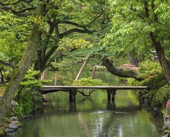 En idyllisk have Kenrokuen i Kanazawa