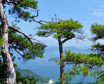 Panoramaudsigt ud over havet mod Hiroshima fra Mount Misen på Miyajima Island i Japan