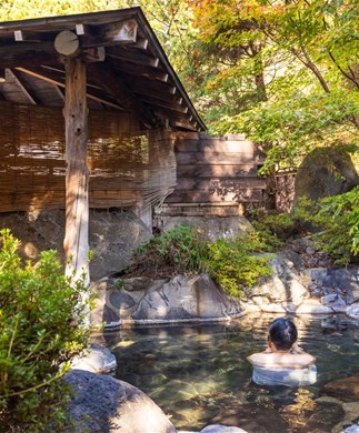 Idyllisk spot ved en varm kilde i Niigata, Japan