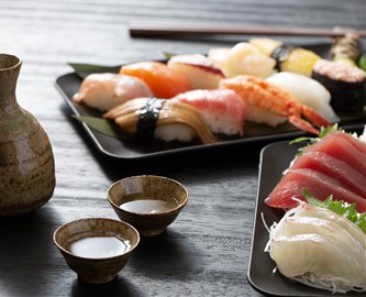 Ris og sake anrettet på bord i restaurant i Niigata, Japan