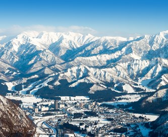 Skiområde med bjerge i Niigata, Japan