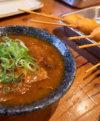 Japans kendte ret kushikatsu serveret på et bord