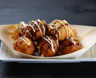 Japanske TAKOYAKI anrettet på tallerken