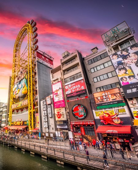 Osakas farverige og lysende bygninger ved Dotonbori kanalen.