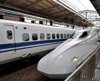 Shinkansen på togstation i Japan