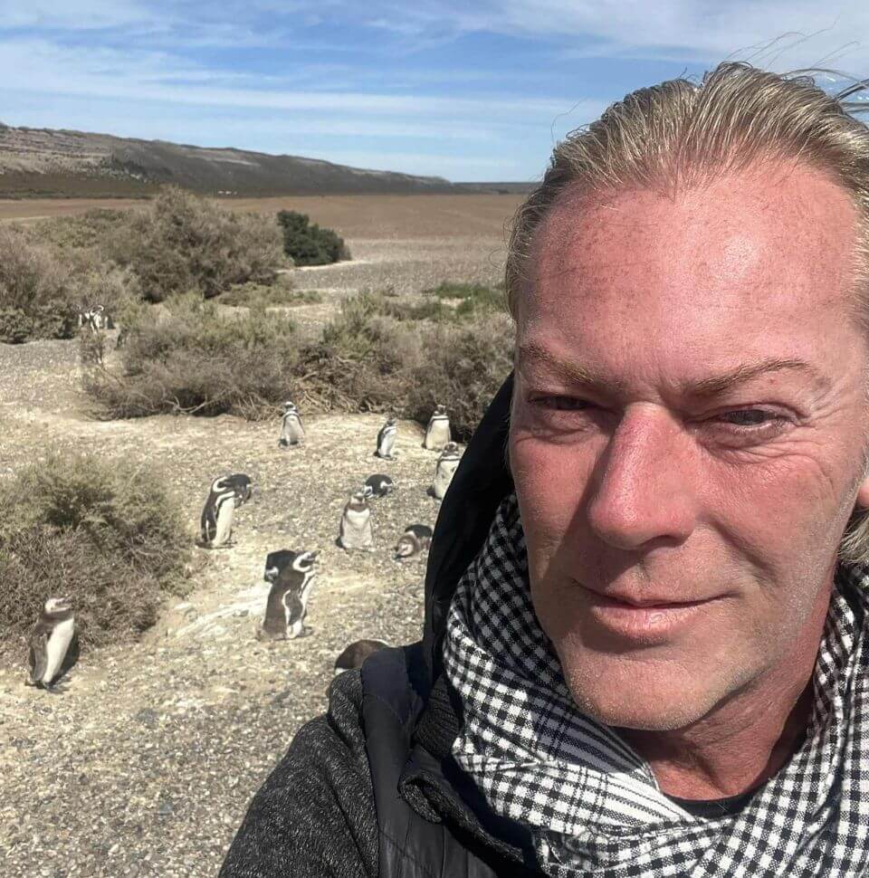 Rejseleder hos Risskov Rejser, Michael Boilesen, med pingviner i baggrunden
