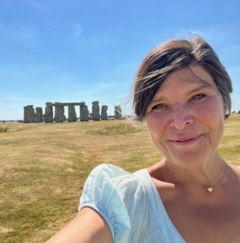 Rejseleder Monica C. Madsen foran Stonehenge