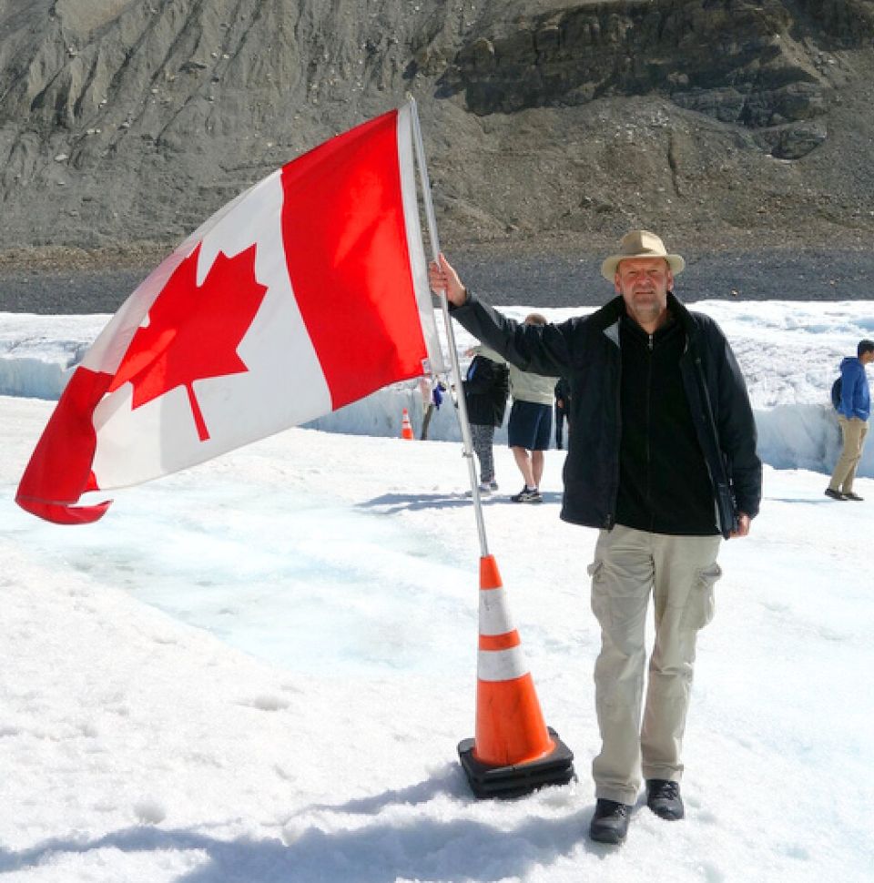 Rejserleder Peter Porsjkær på gletsjer i Canada med canadisk flag Rejserleder Peter Porsjkær på gletsjer i Canada med canadisk flag