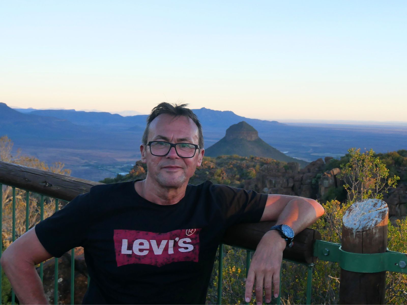 Rejseleder Steen Ramsgaard i Sydafrika med bjergrig natur i baggrunden