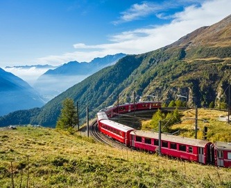 Bernina-Expressen kører gennem Alpernes smukke landskaber Bernina-Expressen kører gennem Alpernes smukke landskaber