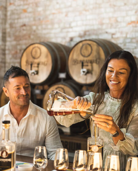 Par til romsmagning hos Bundaberg Rum Distillery i Australien
