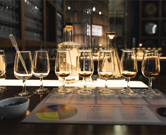 Fyldte glas til romsmagning hos Bundaberg Rum Distillery i Australien
