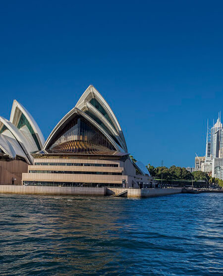 Udsigt ude fra vandet og ind over Operahuset i Sydney