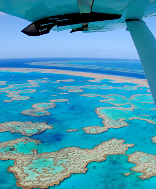 Udsigt fra helikopter ned over Great Barrier Reef