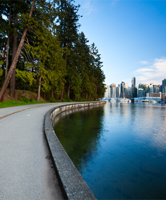 Udsigt ved Standley Park og Vancouver skyline i baggrunden