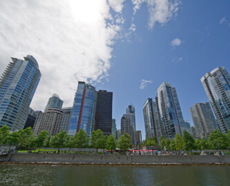 Billede af højhuse i Toronto og blå himmel