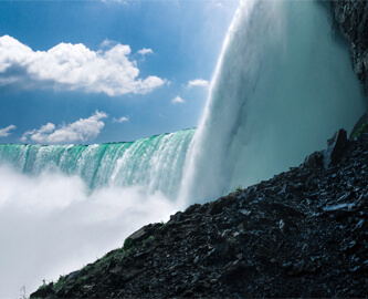 Udsigt fra siden ud til vandmasserne i Niagara Falls
