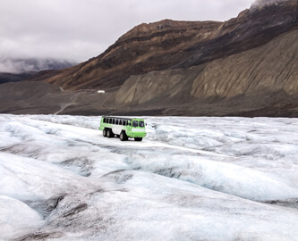 Bus på udflugt på tidsrejse tilbage til istiden på Athabasca-gletsjeren