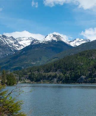Whistlers maleriske natur med bjerg og skove på Alta Lake