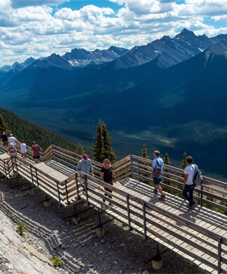 Folk på bro ved Sulphur Mountain i Canada
