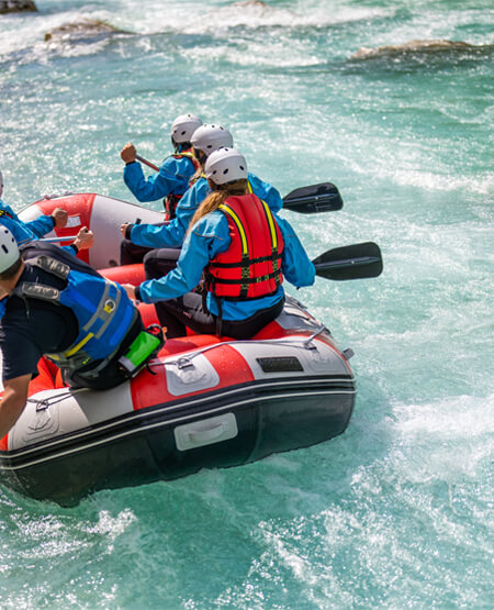 Folk der rafter i gummibåd ved Athabascha Falls i Canada