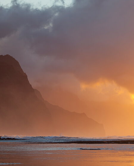 Solnedgang over hav og bjerg på Hawaii