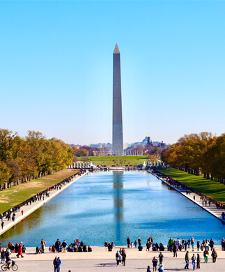 Udisgt til plads med mennesker foran vand og Washington Monumentet