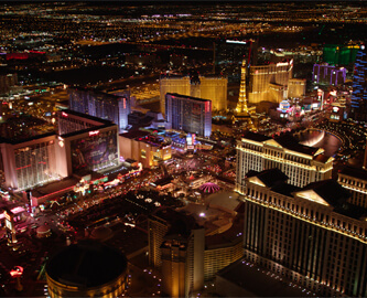 Helikoptertur over Las Vegas i aftenlys
