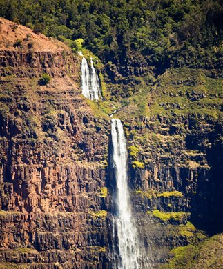 Vandfald i Waimea Canyon på Hawaii