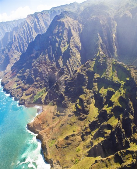Luftfoto med hav der møder Na Palis kyst på Hawai