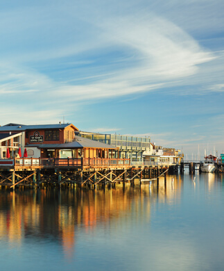 Hyggelig stemningsbillede af huse ved havet i Monterey Bay