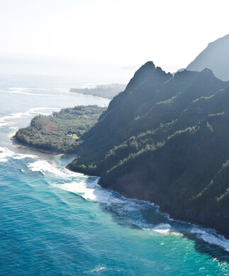 Frodig udsigt over kyst på Hawaii